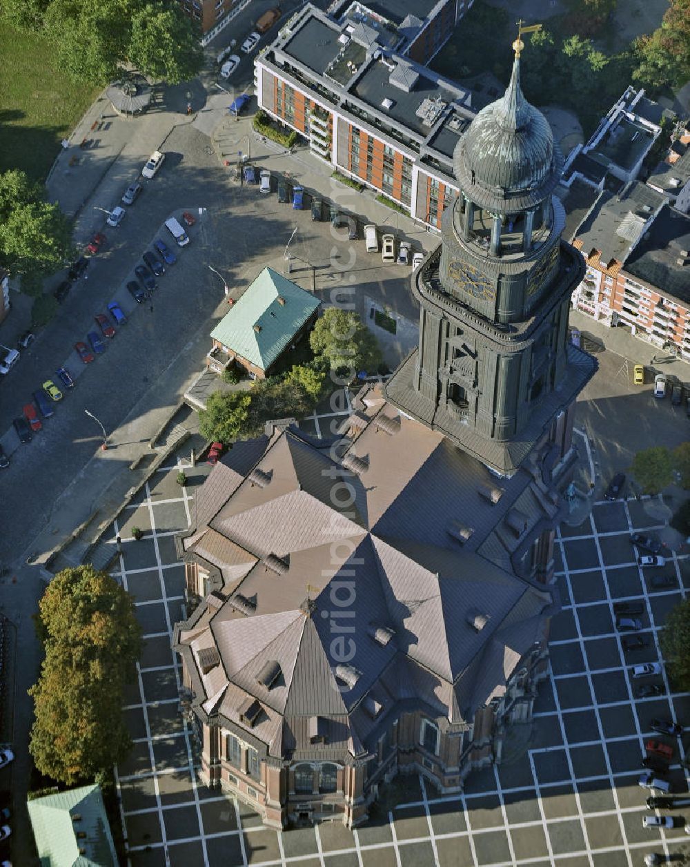 Hamburg from the bird's eye view: Die evangelische Hauptkirche Sankt Michaelis, genannt „Michel“, ist die bekannteste Kirche Hamburgs und ein Wahrzeichen der Hansestadt, da sie von Seeleuten auf einlaufenden Schiffen gut sichtbar ist. Sie gilt als bedeutendste Barockkirche Norddeutschlands und ist dem Erzengel Michael geweiht, der als große Bronzestatue über dem Hauptportal hängt. The Protestant main church of St. Michaelis, called Michel, is the most famous church in Hamburg and a landmark of the Hanseatic city.