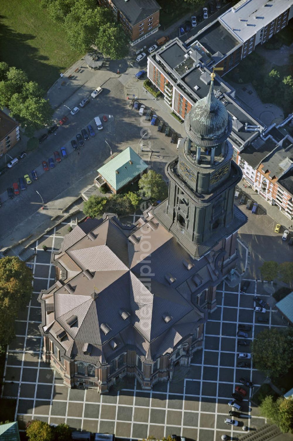 Aerial image Hamburg - Die evangelische Hauptkirche Sankt Michaelis, genannt „Michel“, ist die bekannteste Kirche Hamburgs und ein Wahrzeichen der Hansestadt, da sie von Seeleuten auf einlaufenden Schiffen gut sichtbar ist. Sie gilt als bedeutendste Barockkirche Norddeutschlands und ist dem Erzengel Michael geweiht, der als große Bronzestatue über dem Hauptportal hängt. The Protestant main church of St. Michaelis, called Michel, is the most famous church in Hamburg and a landmark of the Hanseatic city.