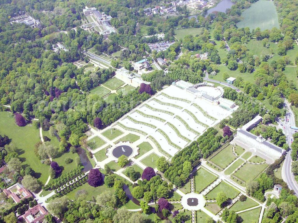 Aerial image Potsdam / BRB - Schloss und englischer Landschaftspark entstanden nach 1826 als Sommerresidenz für Friedrich Wilhelm IV. Der Kronprinz beteiligte sich selbst an den Entwürfen dieser romantisch-harmonischen Anlage. Schinkels Architektur und Lennés Gartenkunst gehen hier eine kongeniale Verbindung ein. Das Schloss liegt in einer Achse mit Terrasse und Rosengarten, die sich dann aber in einem fließenden Landschaftsbild aus Wiesen, Wald und Wasser auflöst. Ein Meisterstück!