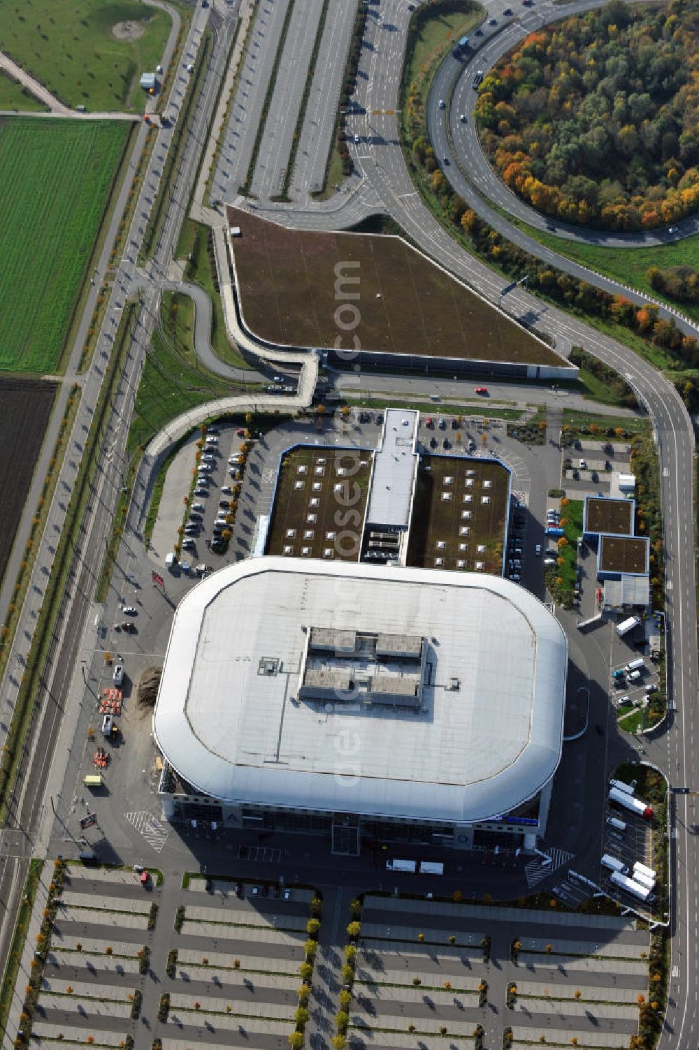 Mannheim from above - Die Multifunkiontshalle, die SAP Arena, ist Heimspielstätte der Eishockeymannschaft Adler Mannheim und des Handballvereins Rhein-Neckar Löwen in Baden-Württemberg. SAP Arena a Multi-function-Hall of the Ice hockey team Adler Mannheim and the Handball team Rhein-Neckar Löwen.