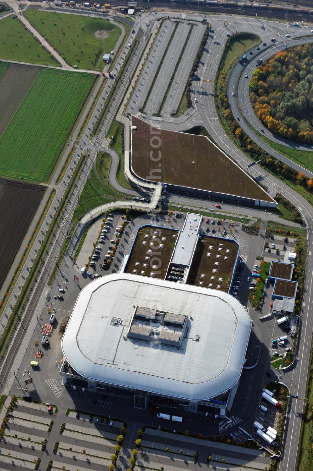 Mannheim from the bird's eye view: Die Multifunkiontshalle, die SAP Arena, ist Heimspielstätte der Eishockeymannschaft Adler Mannheim und des Handballvereins Rhein-Neckar Löwen in Baden-Württemberg. SAP Arena a Multi-function-Hall of the Ice hockey team Adler Mannheim and the Handball team Rhein-Neckar Löwen.