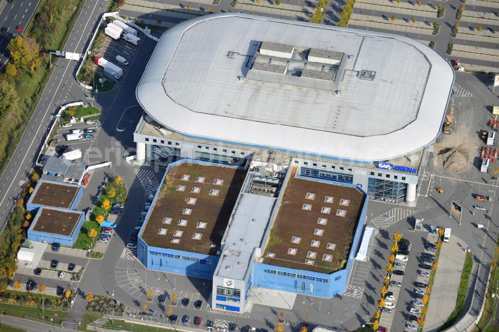 Mannheim from above - Die Multifunkiontshalle, die SAP Arena, ist Heimspielstätte der Eishockeymannschaft Adler Mannheim und des Handballvereins Rhein-Neckar Löwen in Baden-Württemberg. SAP Arena a Multi-function-Hall of the Ice hockey team Adler Mannheim and the Handball team Rhein-Neckar Löwen.