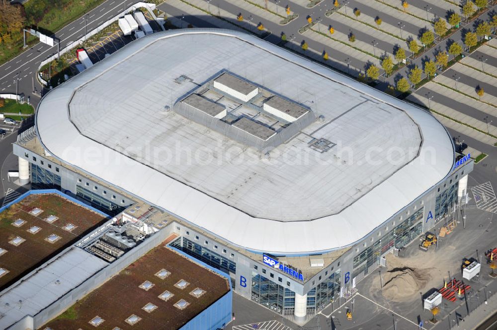 Mannheim from the bird's eye view: Die Multifunkiontshalle, die SAP Arena, ist Heimspielstätte der Eishockeymannschaft Adler Mannheim und des Handballvereins Rhein-Neckar Löwen in Baden-Württemberg. SAP Arena a Multi-function-Hall of the Ice hockey team Adler Mannheim and the Handball team Rhein-Neckar Löwen.