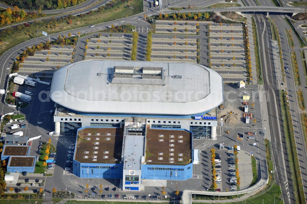 Mannheim from the bird's eye view: Die Multifunkiontshalle, die SAP Arena, ist Heimspielstätte der Eishockeymannschaft Adler Mannheim und des Handballvereins Rhein-Neckar Löwen in Baden-Württemberg. SAP Arena a Multi-function-Hall of the Ice hockey team Adler Mannheim and the Handball team Rhein-Neckar Löwen.