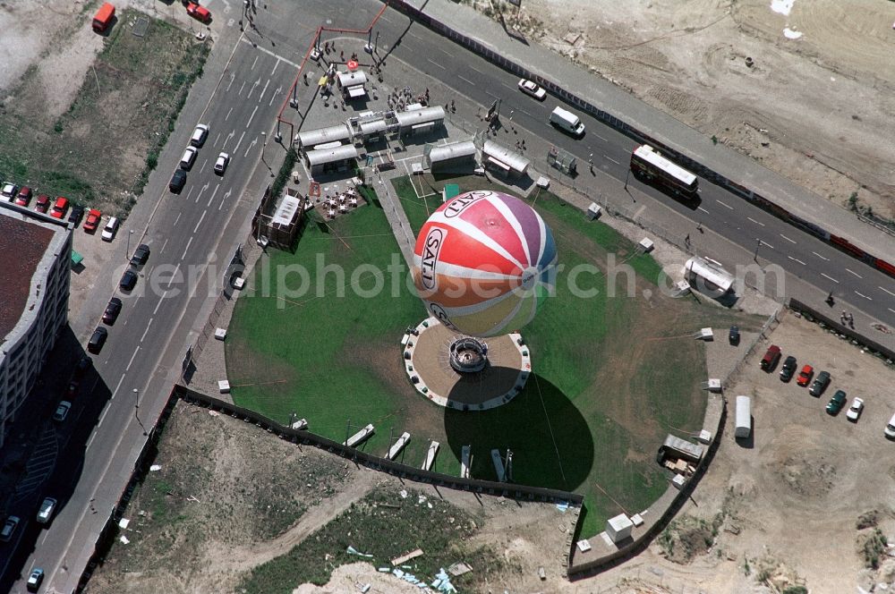 Berlin from above - The SAT1 - helium balloon with the viewing platform increased the time of shooting near the Potsdamer Platz in Berlin-Mitte in the air. Is operated this tourist attraction in Berlin by Air Service Berlin