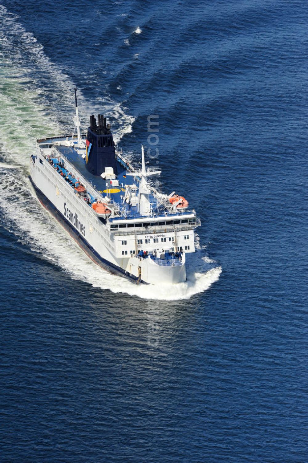 ROSTOCK - WARNEMÜNDE from the bird's eye view: Blick auf die Scandlines Fähre Prins Joachim Korsor vor der Ostseeküste Warnemünde. Das unter dänischer Flagge fahrende Fährschiff Prins Joachim Korsør wurde 1980 durch die Reederei Scandlines in Dienst genommen. The Scandlines ferry Prins Joachim Korsor in front of Warnemünde Baltic Sea coast.