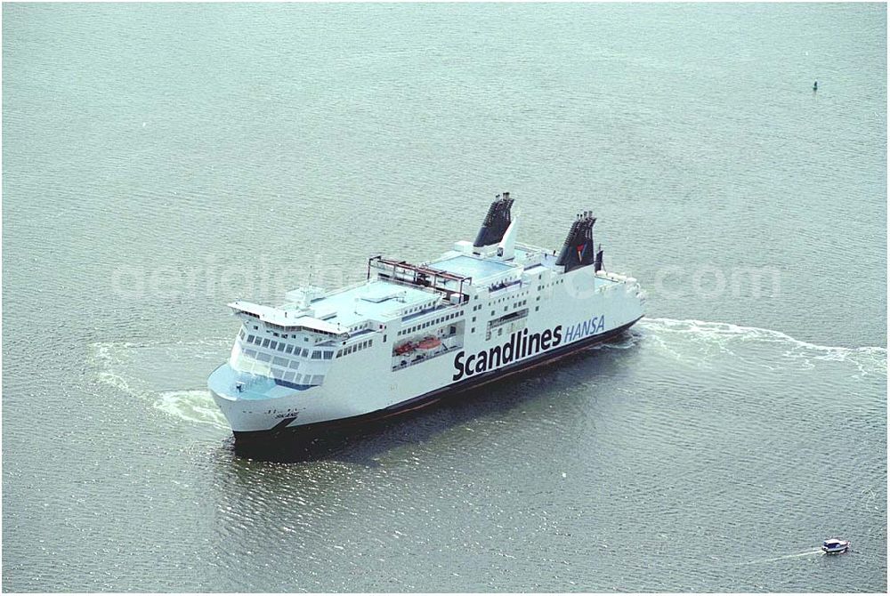 Rostock from above - 20.07.2004 Scandlines ist größter Fährreeder in Rostocks Hafen. Die Reederei bietet ab Rostock täglich 13 Abfahrten nach Schweden und Dänemark.