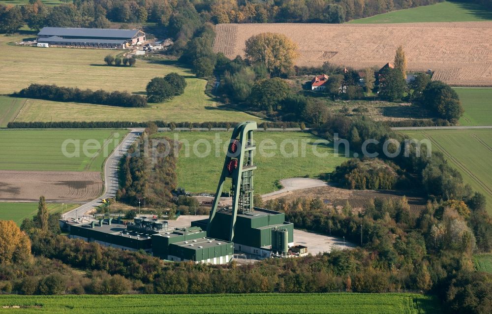 Aerial image Hamm - View of the mine shaft Lerche in Hamm in the state North Rhine-Westphalia. Der stillgelegte Bergwerksschacht mit Foerdergeruest gehoert zum ehemaligen Steinkohlebergwerk Ost im Ruhrgebiet