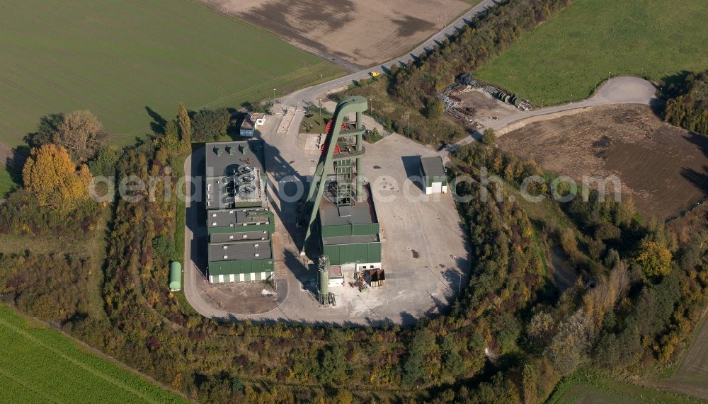 Aerial photograph Hamm - View of the mine shaft Lerche in Hamm in the state North Rhine-Westphalia. Der stillgelegte Bergwerksschacht mit Foerdergeruest gehoert zum ehemaligen Steinkohlebergwerk Ost im Ruhrgebiet