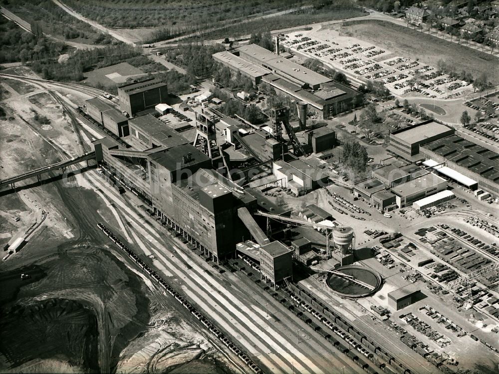 Moers from the bird's eye view: Conveyors and mining pits at the headframe Pattberg in Moers in the state North Rhine-Westphalia, Germany