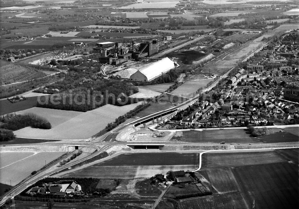 Aerial photograph Moers - Conveyors and mining pits at the headframe Pattberg in Moers in the state North Rhine-Westphalia, Germany