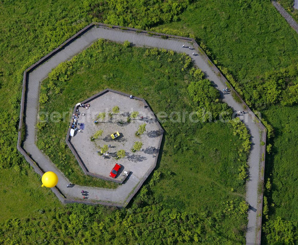 Bochum from above - Blick auf den ehemaligen Schacht Constantin 6/7 in Bochum. Die Schachtanlage wurde Ende der 80er Jahre komplett abgeräumt. Der gelbe Ballon ist ein Schachtzeichen im Rahmen des Projektes RUHR.2010 – Kulturhauptstadt Europas. Die Ballons zeigen ehemalige Bergwerke und damit den des Wandel der Region. View of the former mining pit Constantin 6 / 7 in Bochum. The pit was completely cleared in the end of the 80s. The yellow balloon is a shaft sign within the project RUHR.2010 - Cultural Capital of Europe. The balloons show the former mines and the transformation of the region.