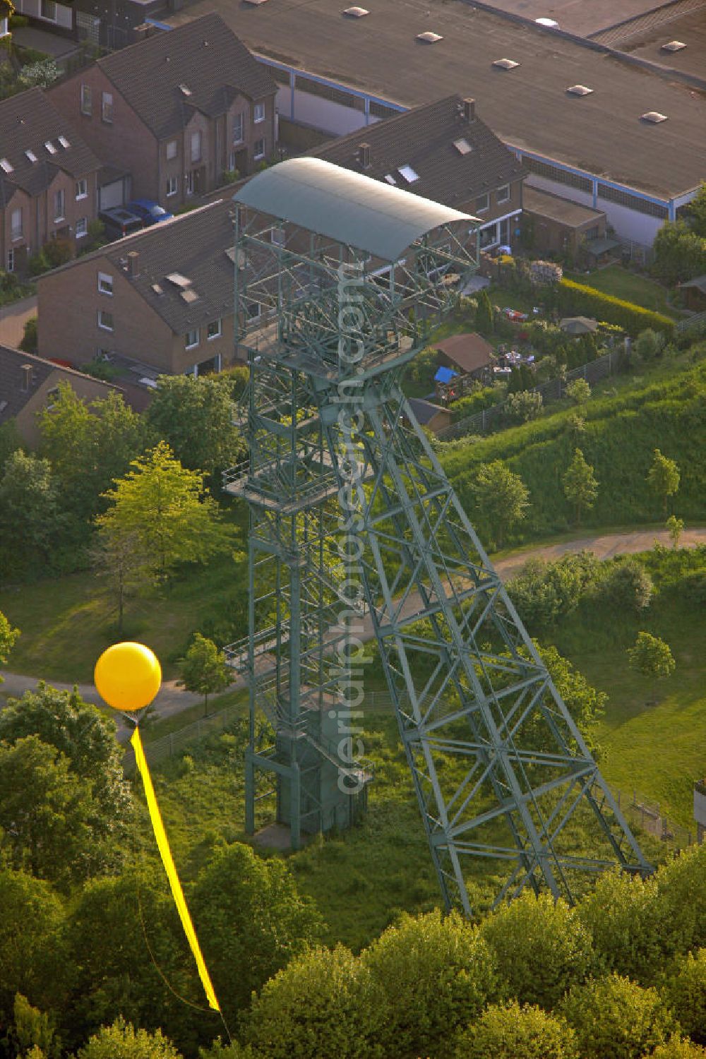 Aerial image Duisburg - Blick auf den Förderturm der Schachtanlagen Friedrich Thyssen 1/6 in Duisburg. Auf dem Grubenfeld wurde seit 1867 Bergbau betrieben. Der gelbe Ballon ist ein Schachtzeichen im Rahmen des Projektes RUHR.2010 – Kulturhauptstadt Europas. Die Ballons zeigen ehemalige Bergwerke und damit den des Wandel der Region. View of the shaft tower of the pits Friedrich Thyssen 1/6 in Duisburg. On this site mining was operated since 1867. The yellow balloon is a shaft sign within the project RUHR.2010 - Cultural Capital of Europe. The balloons show the former mines and the transformation of the region.