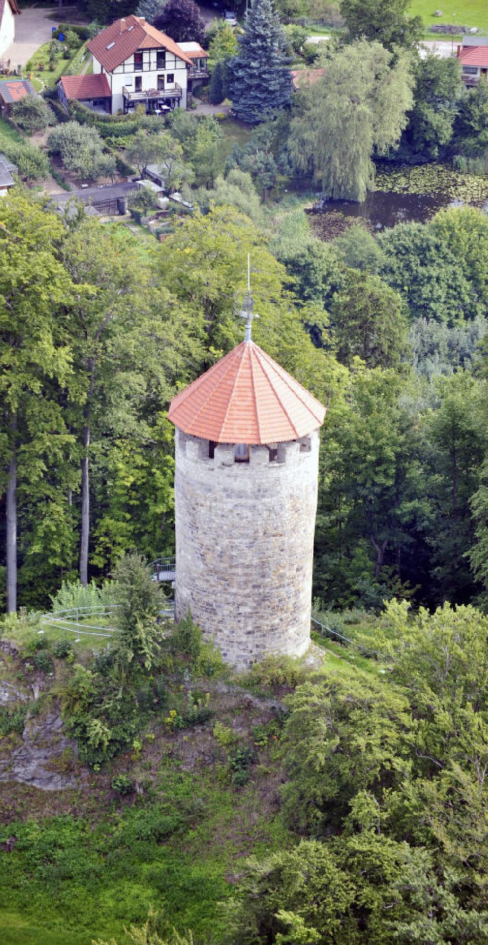 Ruhla from the bird's eye view: Blick auf die 900 Jahre alte Ruine Scharfenburg im Ruhlaer Stadtteil Thal in Thüringen. Der erhaltene Burgfried dient Heute als Museum und Aussichtsturm. The ruin Scharfenburg in the district Thal of the city Ruhla in Thüringen. Today the preserved castle tower is used as museum and observation tower.