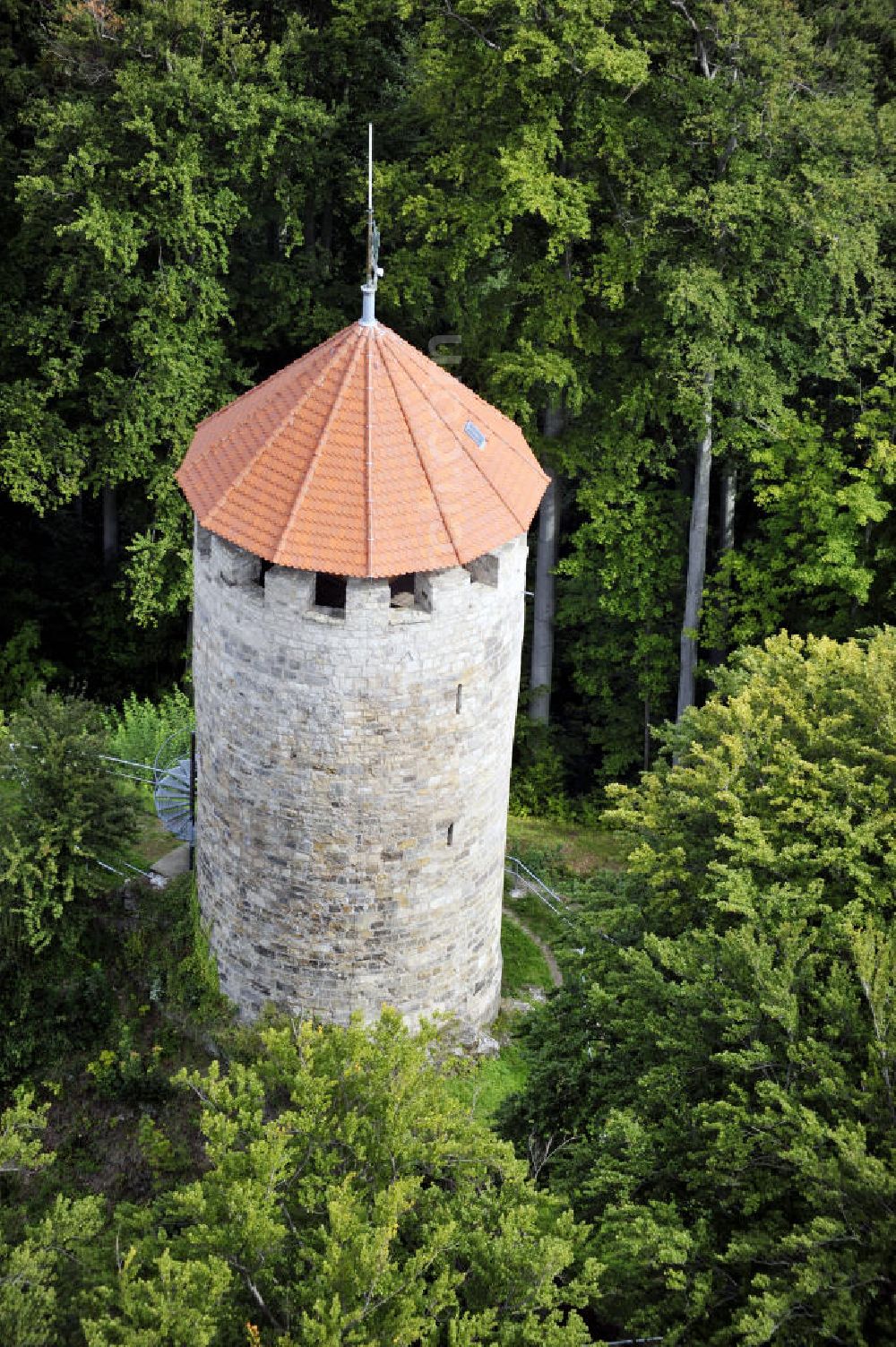 Ruhla from above - Blick auf die 900 Jahre alte Ruine Scharfenburg im Ruhlaer Stadtteil Thal in Thüringen. Der erhaltene Burgfried dient Heute als Museum und Aussichtsturm. The ruin Scharfenburg in the district Thal of the city Ruhla in Thüringen. Today the preserved castle tower is used as museum and observation tower.