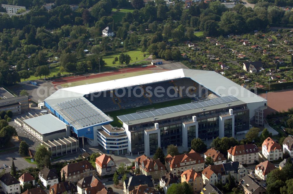 Bielefeld from above - Die Schüco Arena, auch Bielefelder Alm oder Alm-Stadion genannt, im Grundbuch eingetragen als Stadion an der Melanchthonstraße, ist die Wettkampfstätte des Deutschen Sportclubs Arminia Bielefeld. Das Stadion an der Melanchthonstraße, dessen Namensrechte am 13. Januar 2004 an die Firma Schüco International KG vergeben wurden, bietet 27.300 Zuschauern Platz und ist im Besitz des Vereins, der es ohne öffentliche Zuschüsse betreibt. Kontakt DSC Arminia Bielefeld GmbH & Co. KGaA: Tel. +49(0)521 966 110, Email: kontakt@arminia-bielefeld.de; Kontakt Schüco International KG: Tel. +49(0)521 7830, Email: info@schueco.com