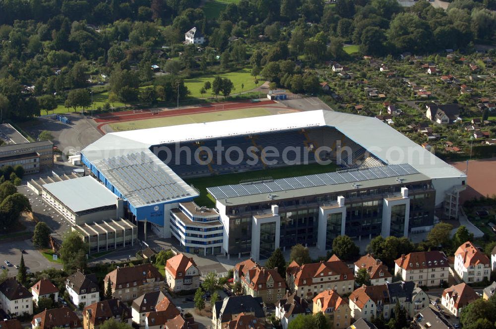 Bielefeld from the bird's eye view: Die Schüco Arena, auch Bielefelder Alm oder Alm-Stadion genannt, im Grundbuch eingetragen als Stadion an der Melanchthonstraße, ist die Wettkampfstätte des Deutschen Sportclubs Arminia Bielefeld. Das Stadion an der Melanchthonstraße, dessen Namensrechte am 13. Januar 2004 an die Firma Schüco International KG vergeben wurden, bietet 27.300 Zuschauern Platz und ist im Besitz des Vereins, der es ohne öffentliche Zuschüsse betreibt. Kontakt DSC Arminia Bielefeld GmbH & Co. KGaA: Tel. +49(0)521 966 110, Email: kontakt@arminia-bielefeld.de; Kontakt Schüco International KG: Tel. +49(0)521 7830, Email: info@schueco.com