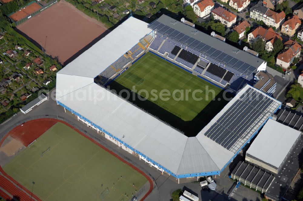 Bielefeld from above - Die Schüco Arena, auch Bielefelder Alm oder Alm-Stadion genannt, im Grundbuch eingetragen als Stadion an der Melanchthonstraße, ist die Wettkampfstätte des Deutschen Sportclubs Arminia Bielefeld. Das Stadion an der Melanchthonstraße, dessen Namensrechte am 13. Januar 2004 an die Firma Schüco International KG vergeben wurden, bietet 27.300 Zuschauern Platz und ist im Besitz des Vereins, der es ohne öffentliche Zuschüsse betreibt. Kontakt DSC Arminia Bielefeld GmbH & Co. KGaA: Tel. +49(0)521 966 110, Email: kontakt@arminia-bielefeld.de; Kontakt Schüco International KG: Tel. +49(0)521 7830, Email: info@schueco.com