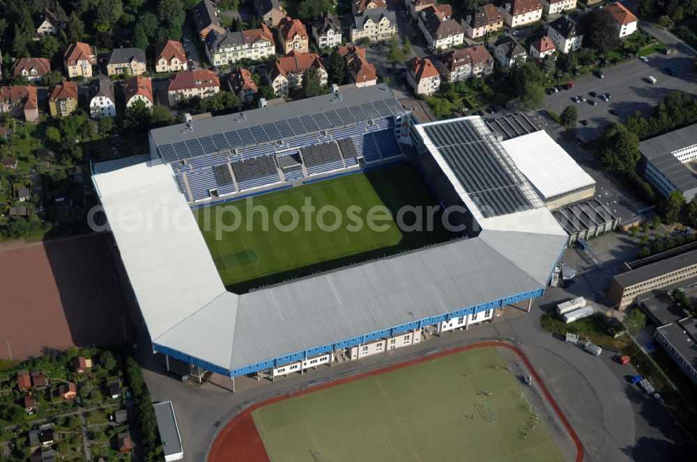 Bielefeld from above - Die Schüco Arena, auch Bielefelder Alm oder Alm-Stadion genannt, im Grundbuch eingetragen als Stadion an der Melanchthonstraße, ist die Wettkampfstätte des Deutschen Sportclubs Arminia Bielefeld. Das Stadion an der Melanchthonstraße, dessen Namensrechte am 13. Januar 2004 an die Firma Schüco International KG vergeben wurden, bietet 27.300 Zuschauern Platz und ist im Besitz des Vereins, der es ohne öffentliche Zuschüsse betreibt. Kontakt DSC Arminia Bielefeld GmbH & Co. KGaA: Tel. +49(0)521 966 110, Email: kontakt@arminia-bielefeld.de; Kontakt Schüco International KG: Tel. +49(0)521 7830, Email: info@schueco.com