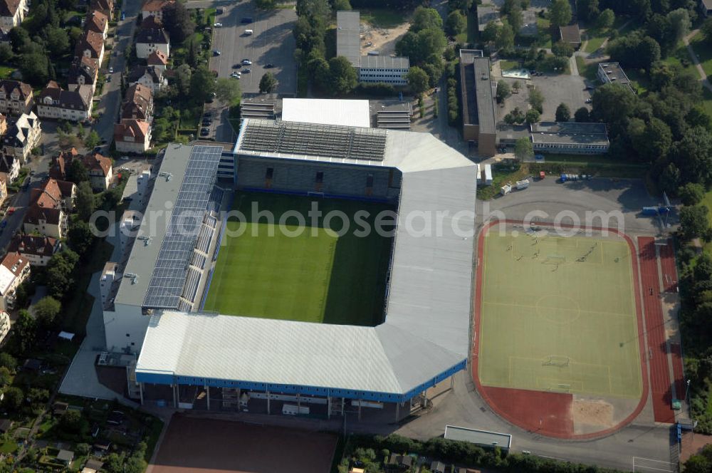 Bielefeld from above - Die Schüco Arena, auch Bielefelder Alm oder Alm-Stadion genannt, im Grundbuch eingetragen als Stadion an der Melanchthonstraße, ist die Wettkampfstätte des Deutschen Sportclubs Arminia Bielefeld. Das Stadion an der Melanchthonstraße, dessen Namensrechte am 13. Januar 2004 an die Firma Schüco International KG vergeben wurden, bietet 27.300 Zuschauern Platz und ist im Besitz des Vereins, der es ohne öffentliche Zuschüsse betreibt. Kontakt DSC Arminia Bielefeld GmbH & Co. KGaA: Tel. +49(0)521 966 110, Email: kontakt@arminia-bielefeld.de; Kontakt Schüco International KG: Tel. +49(0)521 7830, Email: info@schueco.com