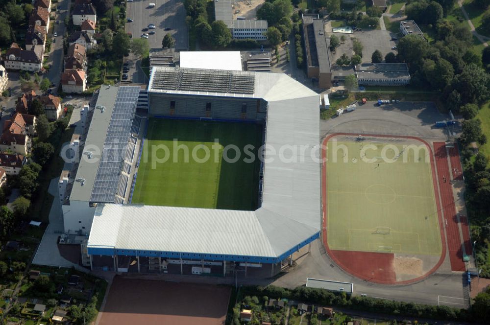 Bielefeld from the bird's eye view: Die Schüco Arena, auch Bielefelder Alm oder Alm-Stadion genannt, im Grundbuch eingetragen als Stadion an der Melanchthonstraße, ist die Wettkampfstätte des Deutschen Sportclubs Arminia Bielefeld. Das Stadion an der Melanchthonstraße, dessen Namensrechte am 13. Januar 2004 an die Firma Schüco International KG vergeben wurden, bietet 27.300 Zuschauern Platz und ist im Besitz des Vereins, der es ohne öffentliche Zuschüsse betreibt. Kontakt DSC Arminia Bielefeld GmbH & Co. KGaA: Tel. +49(0)521 966 110, Email: kontakt@arminia-bielefeld.de; Kontakt Schüco International KG: Tel. +49(0)521 7830, Email: info@schueco.com