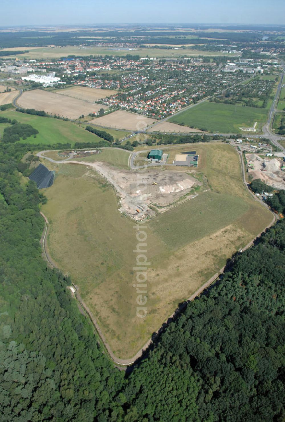 Dessau-Roßlau from above - Blick auf die ehemalige Hausmülldeponie Kochstedter Straße. Der Scherbelberg südlich vom Gewerbegebiet Dessau-Mitte ist mit 110 m die höchste künstliche Erhebung der Stadt Dessau.