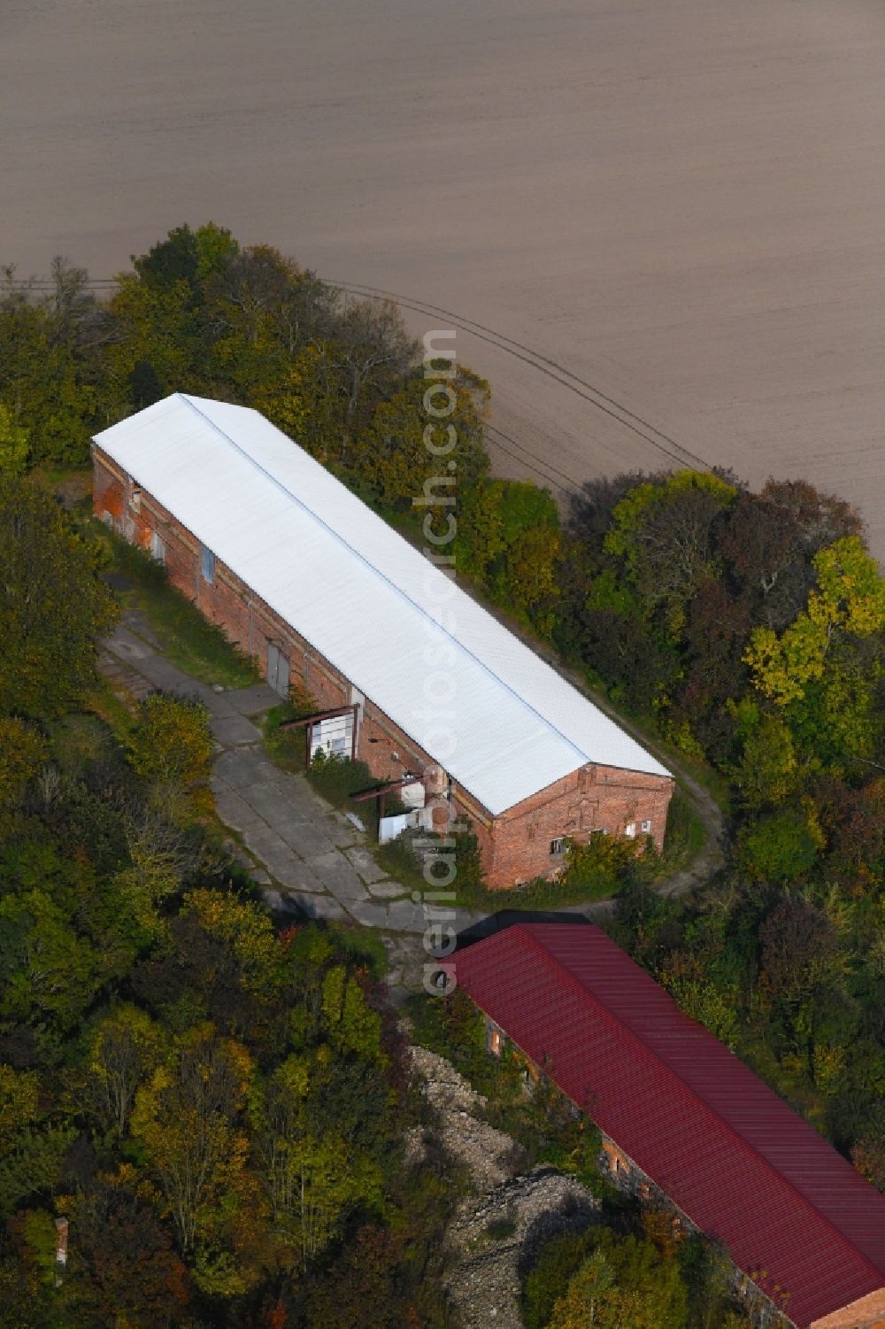 Börnicke from the bird's eye view: Barn building on the edge of agricultural fields and farmland in Boernicke in the state Brandenburg, Germany