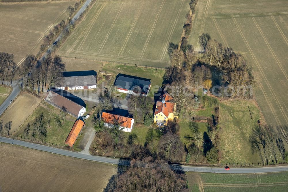 Aerial image Bönen - Barn building on the edge of agricultural fields and farmland on Ermelingstrasse in Boenen in the state North Rhine-Westphalia, Germany