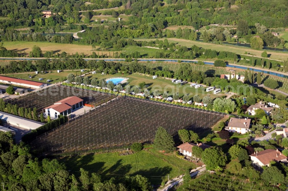 Valeggio sul Mincio from the bird's eye view: Barn building on the edge of agricultural fields and farmland in the district Monte Borghetto in Valeggio sul Mincio in Veneto, Italy