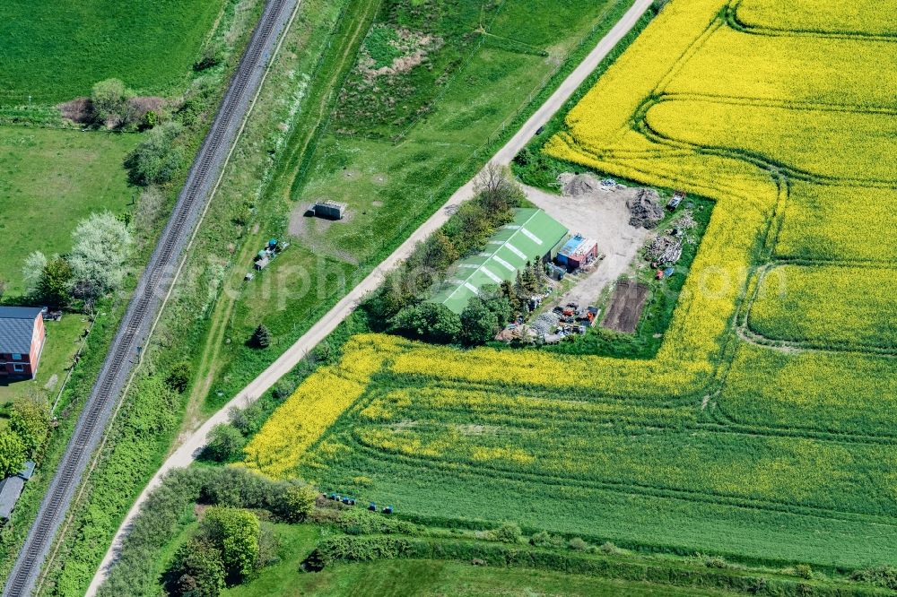 Aerial image Tinnum - Barn building on the edge of agricultural fields and farmland in Tinnum at the Eibenstrasse at the island Sylt in the state Schleswig-Holstein, Germany