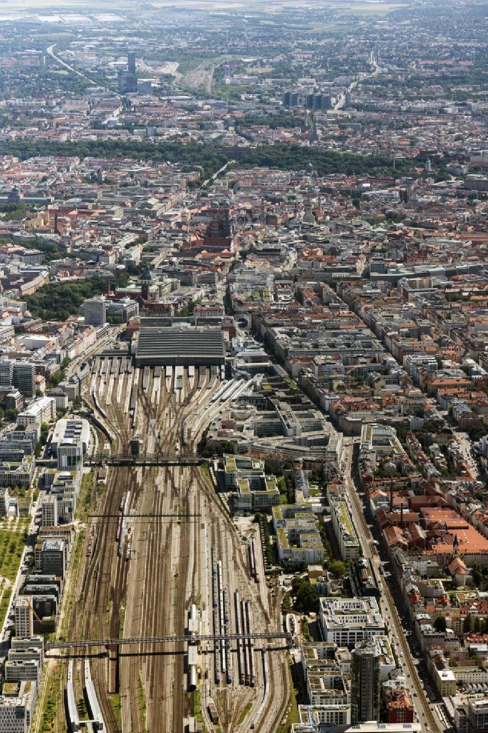 Aerial photograph München - Railway track and overhead wiring harness in the route network of the Deutsche Bahn in Munich in the state Bavaria, Germany