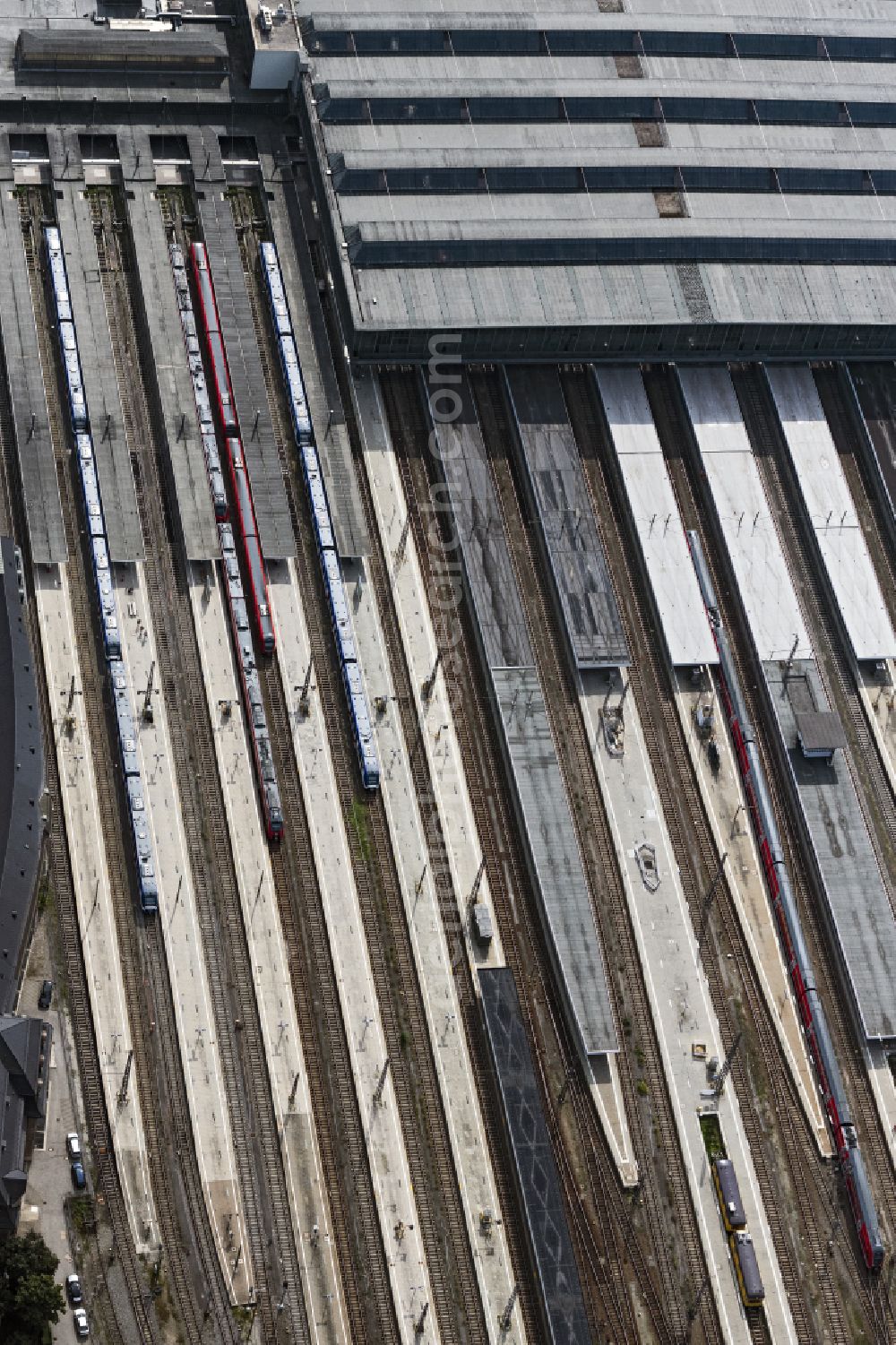 Aerial photograph München - Railway track and overhead wiring harness in the route network of the Deutsche Bahn in Munich in the state Bavaria, Germany