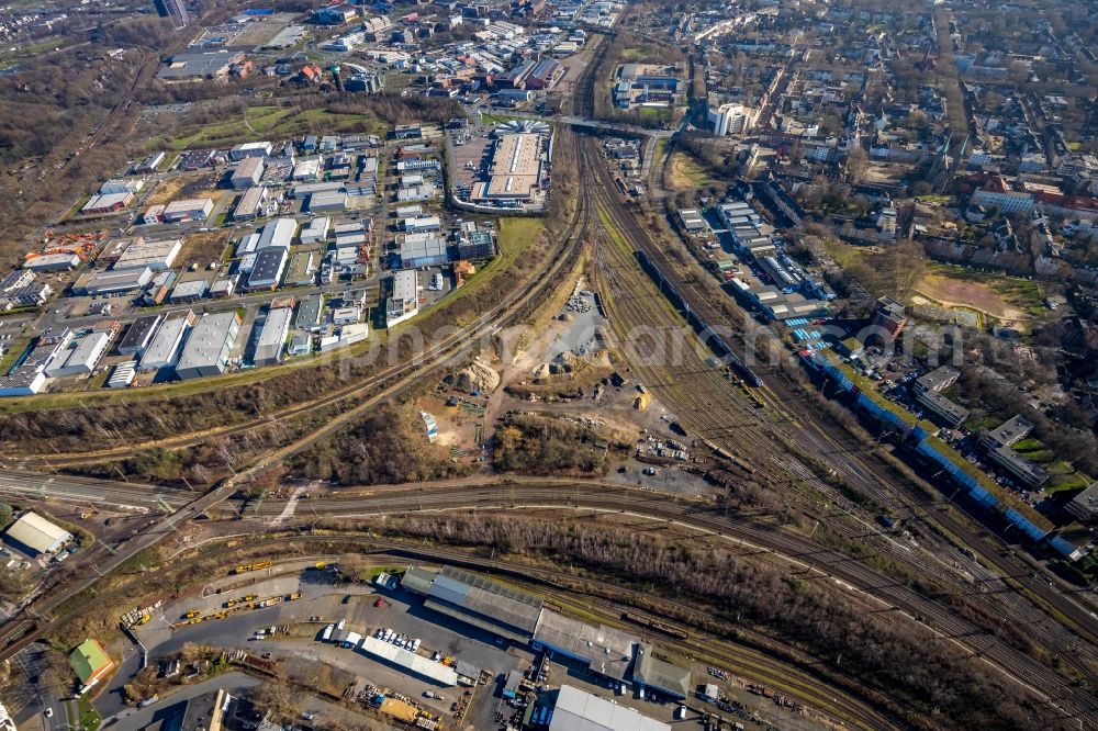 Oberhausen from the bird's eye view: Railway track and overhead wiring harness in the route network of the Deutsche Bahn in Oberhausen at Ruhrgebiet in the state North Rhine-Westphalia, Germany