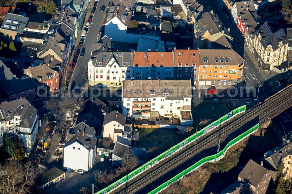 Essen from the bird's eye view: Railway track and overhead wiring harness in the route network of the Deutsche Bahn on a multi-family housing estate on Krayer Strasse in the district Kray in Essen in the state North Rhine-Westphalia, Germany