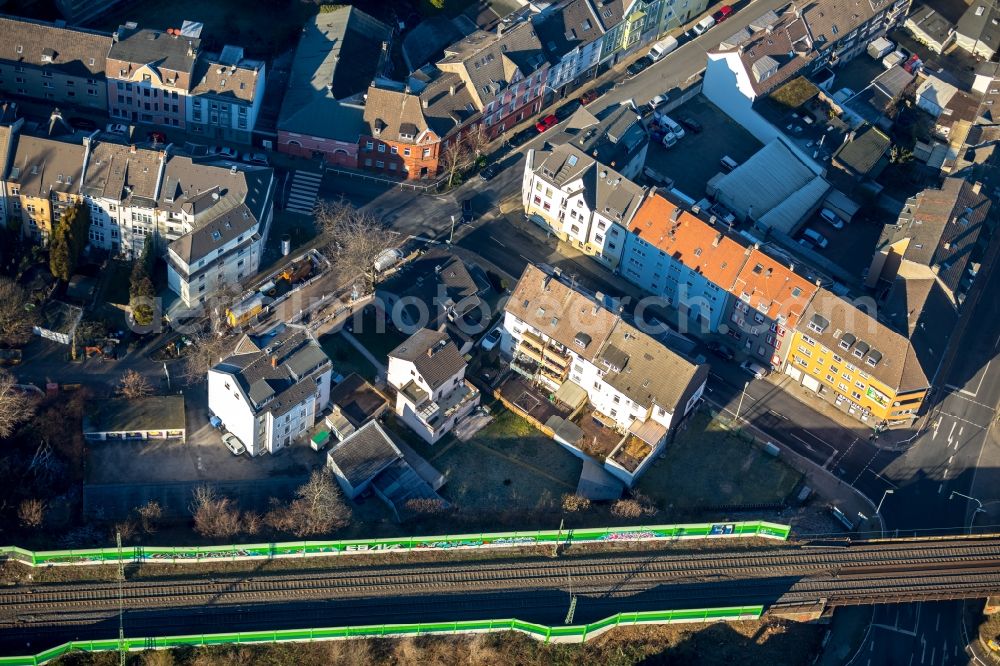 Aerial image Essen - Railway track and overhead wiring harness in the route network of the Deutsche Bahn on a multi-family housing estate on Krayer Strasse in the district Kray in Essen in the state North Rhine-Westphalia, Germany