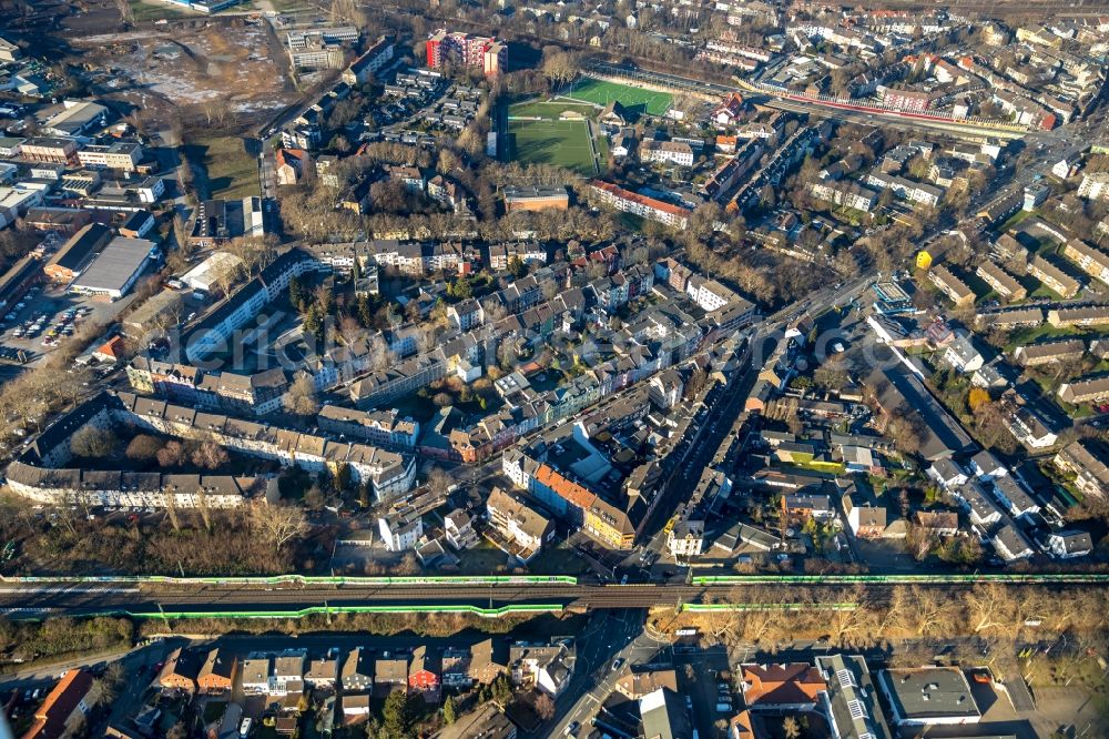 Aerial photograph Essen - Railway track and overhead wiring harness in the route network of the Deutsche Bahn on a multi-family housing estate on Krayer Strasse in the district Kray in Essen in the state North Rhine-Westphalia, Germany