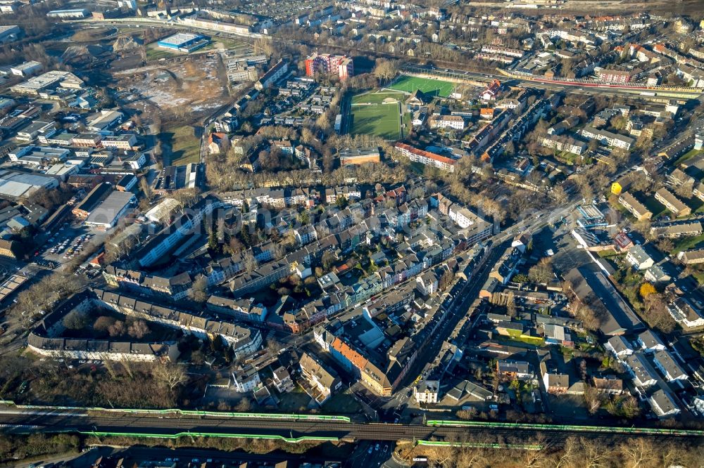 Essen from above - Railway track and overhead wiring harness in the route network of the Deutsche Bahn on a multi-family housing estate on Krayer Strasse in the district Kray in Essen in the state North Rhine-Westphalia, Germany