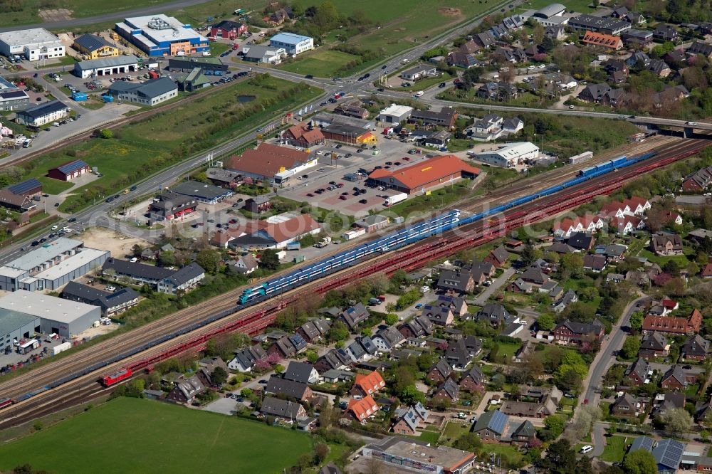 Sylt-Ost from above - Railway track and overhead wiring harness in the route network of the Deutsche Bahn in the district Tinnum in Sylt-Ost in the state Schleswig-Holstein, Germany