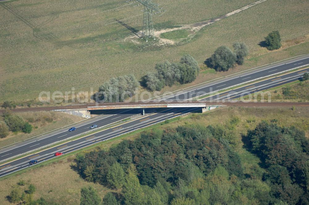 Aerial image Berlin - Blick auf die Schienenüberführung der Regionalbahn-Line RB 27 über die Autobahn A 10 / E 55 in Karow-Nord.