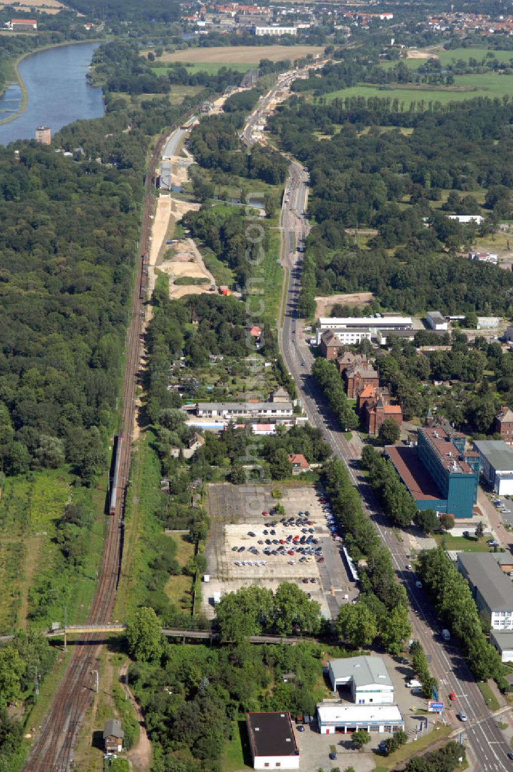 Aerial photograph Dessau - Blick auf die Schienentrasse der Deutschen Bahn in Nord / Süd- Richtung von Dessau nach Wolfen / Bitterfeld