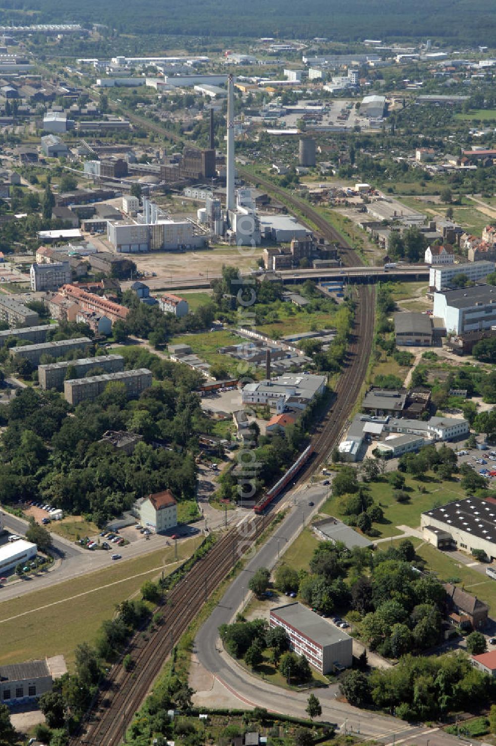 Aerial photograph Dessau - Blick auf die Schienentrasse der Deutschen Bahn in Nord / Süd- Richtung von Dessau nach Wolfen / Bitterfeld