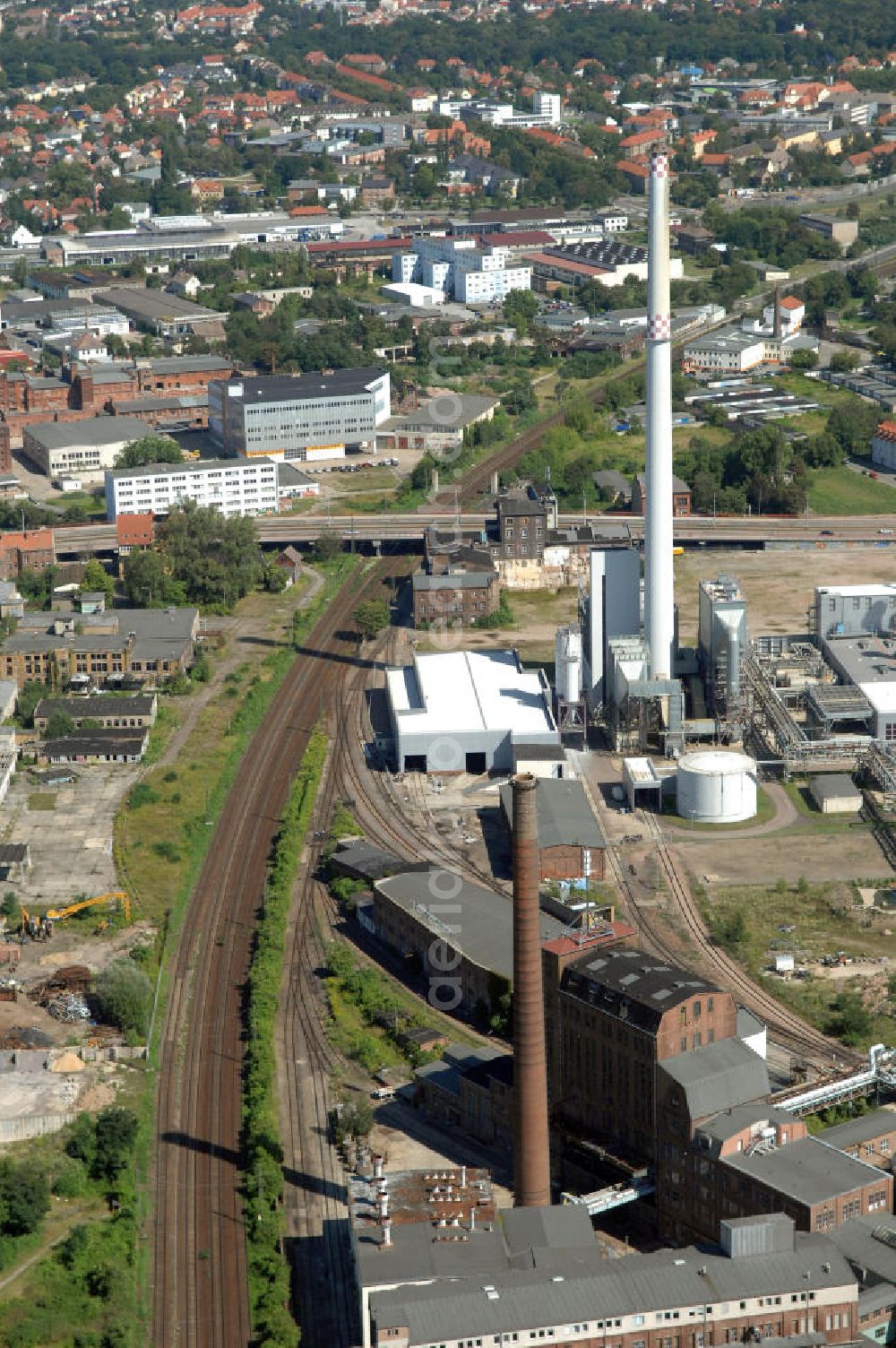 Dessau from the bird's eye view: Blick auf die Schienentrasse der Deutschen Bahn in Nord / Süd- Richtung von Dessau nach Wolfen / Bitterfeld