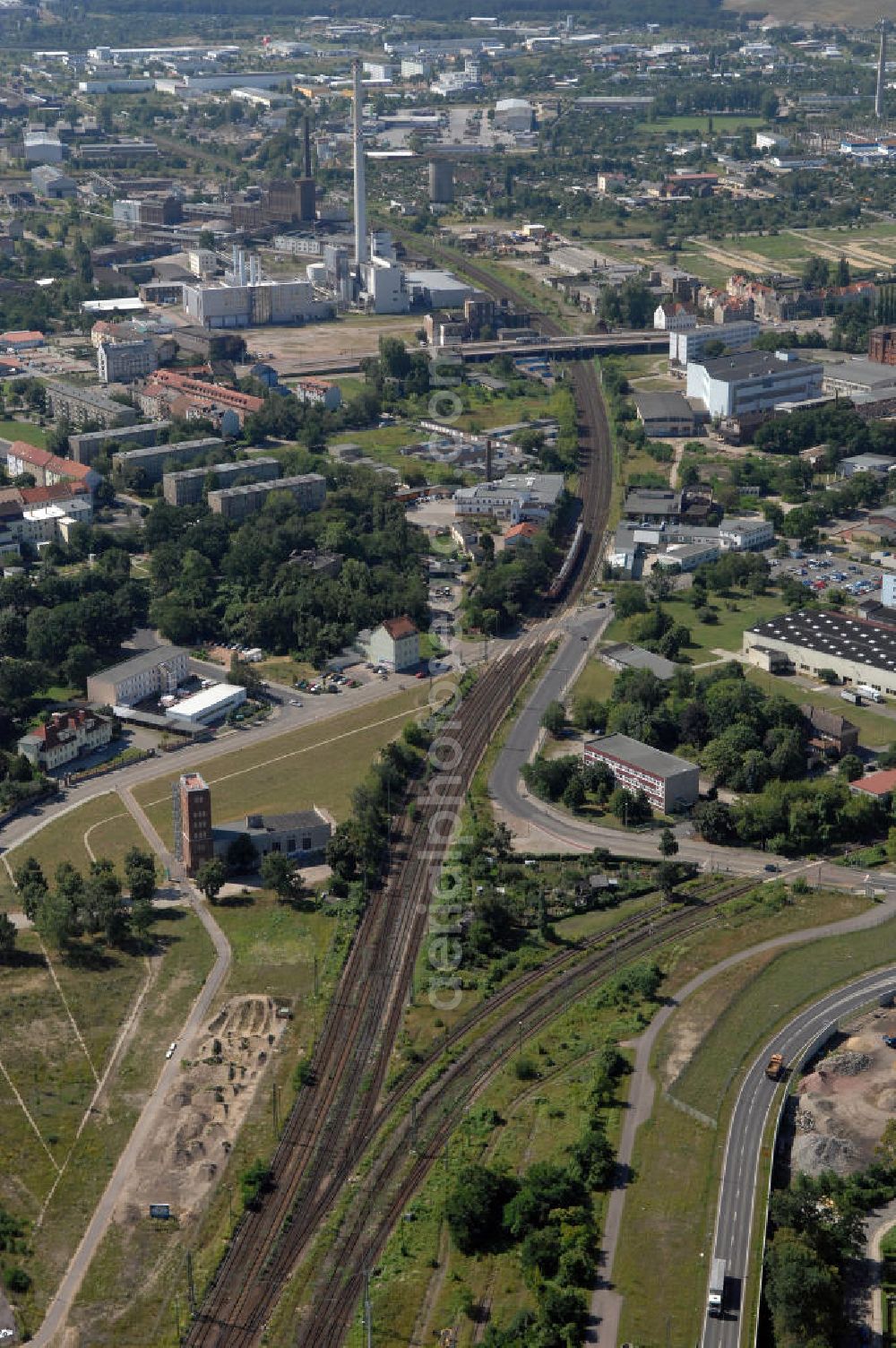 Aerial image Dessau - Blick auf die Schienentrasse der Deutschen Bahn in Nord / Süd- Richtung von Dessau nach Wolfen / Bitterfeld