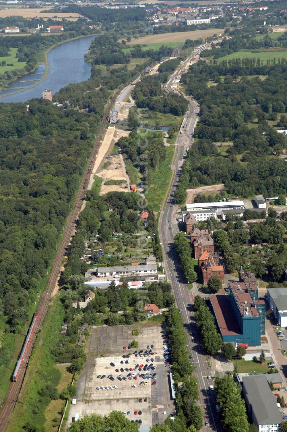 Aerial photograph Dessau - Blick auf die Schienentrasse der Deutschen Bahn in Nord / Süd- Richtung von Dessau nach Wolfen / Bitterfeld