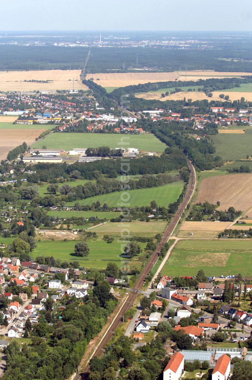 Aerial photograph Wolfen - Blick auf die Schienentrasse der Deutschen Bahn in Nord / Süd- Richtung von Dessau kommend nach Wolfen-Bitterfeld