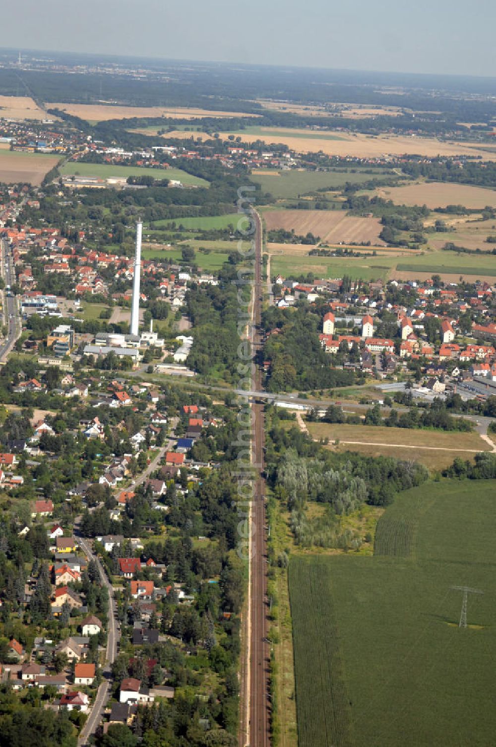 Wolfen from the bird's eye view: Blick auf die Schienentrasse der Deutschen Bahn in Nord / Süd- Richtung von Dessau kommend nach Wolfen-Bitterfeld