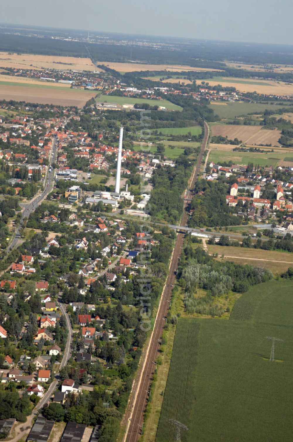 Aerial image Wolfen - Blick auf die Schienentrasse der Deutschen Bahn in Nord / Süd- Richtung von Dessau kommend nach Wolfen-Bitterfeld