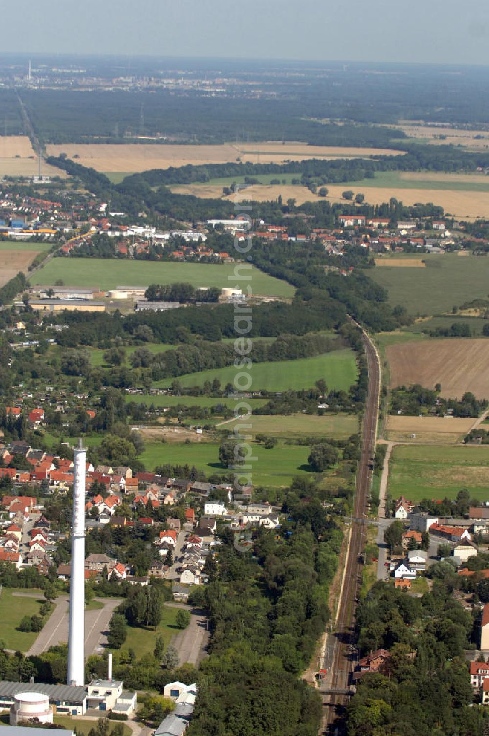 Aerial photograph Wolfen - Blick auf die Schienentrasse der Deutschen Bahn in Nord / Süd- Richtung von Dessau kommend nach Wolfen-Bitterfeld