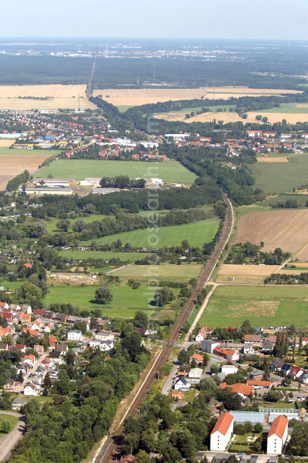 Wolfen from the bird's eye view: Blick auf die Schienentrasse der Deutschen Bahn in Nord / Süd- Richtung von Dessau kommend nach Wolfen-Bitterfeld