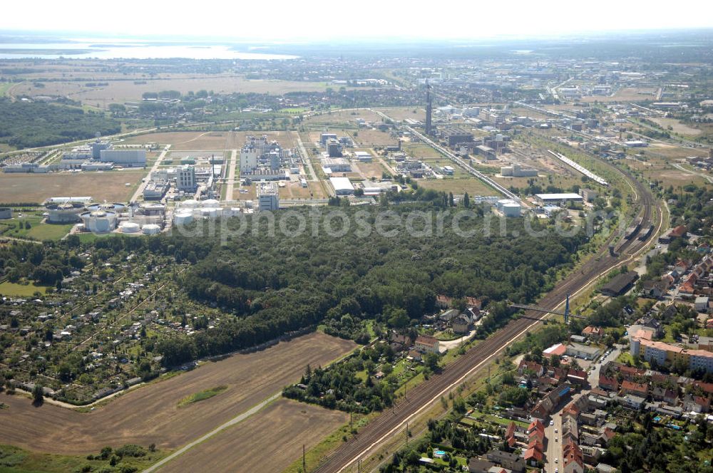 Wolfen from the bird's eye view: Blick auf die Schienentrasse der Deutschen Bahn in Nord / Süd- Richtung von Dessau kommend nach Wolfen-Bitterfeld